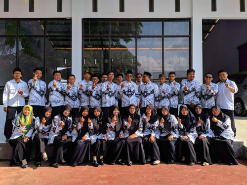 Photo Bersama Dewan Guru SMK PUI CIKIJING